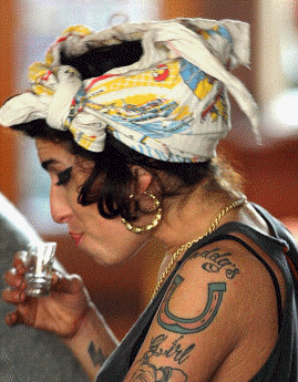 1233761500_amy%20winehouse%20drinking%20again.gif