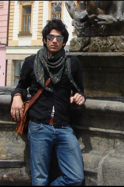 silver-sunglasses-green-scarf-black-shirt-brown-belt-blue-jeans-brown-_400.jpg
